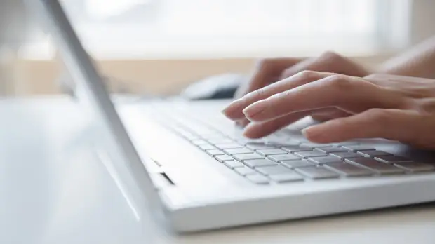 Инженер Наурзоков назвал возможные причины проблем с зарядкой ноутбука