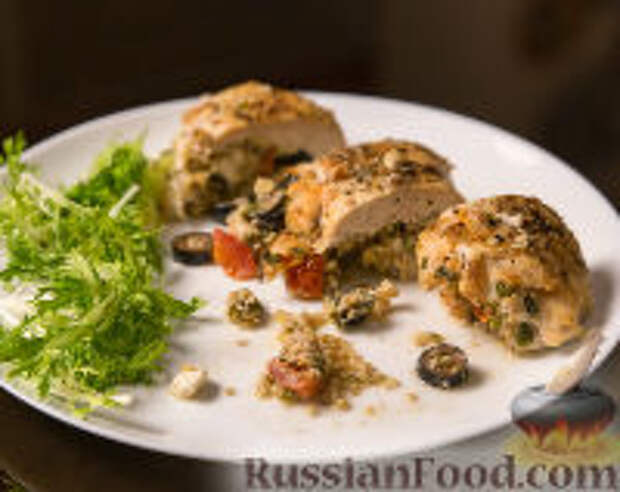 Фото к рецепту: Куриное филе, фаршированное пшеничной крупой, сыром и помидорами