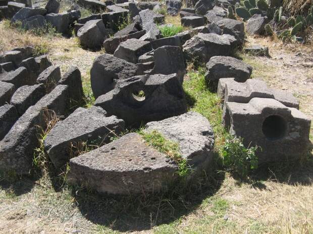 Каменные детали странного "конструктора" доинкской цивилизации Вари