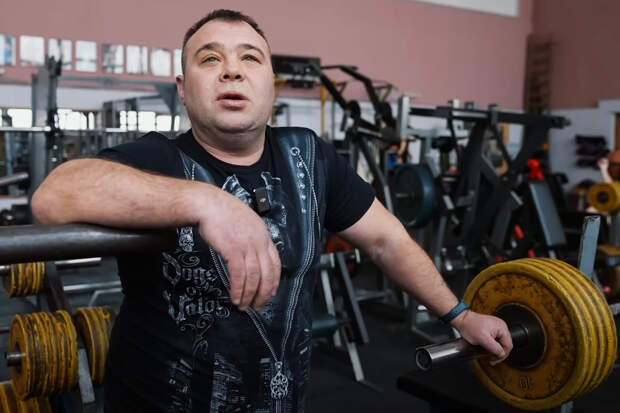 «Хорошо, что это произошло». Над алкоголиком из мема о заминированном тапке смеялась вся Россия. Как это изменило его жизнь?