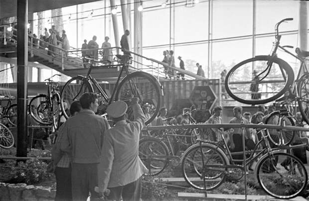 Подиум с велосипедами. Сигизмунд Кропивницкий, 1963 год, г. Москва, МАММ/МДФ.
