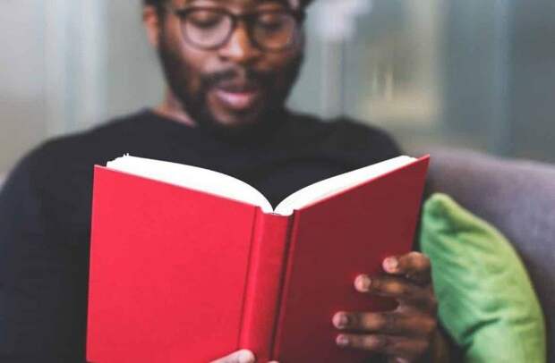 Люди, читающие книги, более симпатичные и решительные: результаты исследования