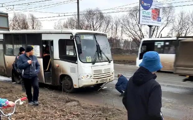 В Рязани водитель маршрутки №50 врезался в иномарку