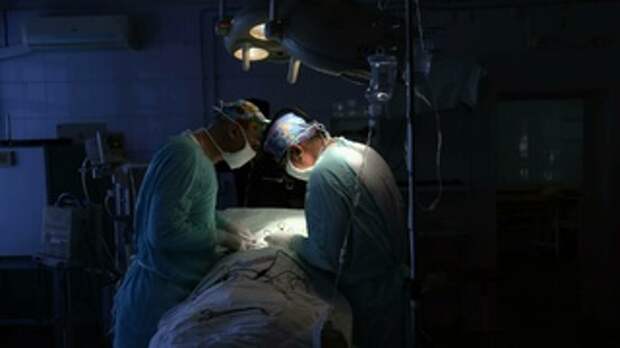 Врачи проводят операцию / Фото: amic.ru / Екатерина Смолихина