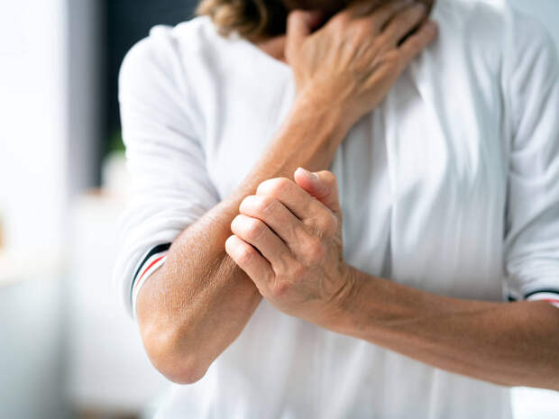 Врач назвала неочевидные причины появления сильного зуда