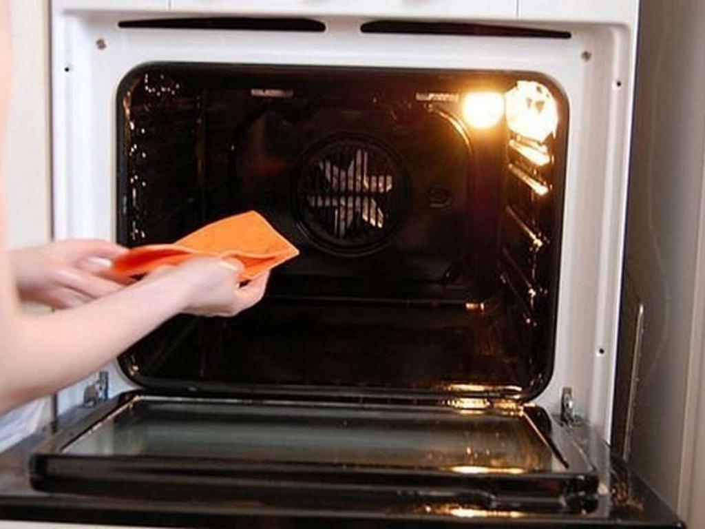 2 обыденных продукта, что есть на каждой кухне, и ваша духовка сияет чистотой