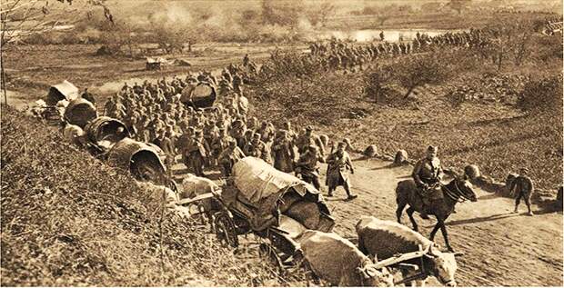 Сербские солдаты перед боем с болгарами, октябрь 1915 Сербские солдаты перед боем с болгарами, октябрь 1915