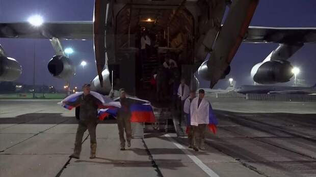 Самолет с вернувшимися из плена военными ВС РФ приземлился в Подмосковье