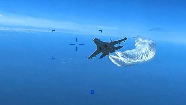 Су-27 сбросил керосин на американского "Жнеца"