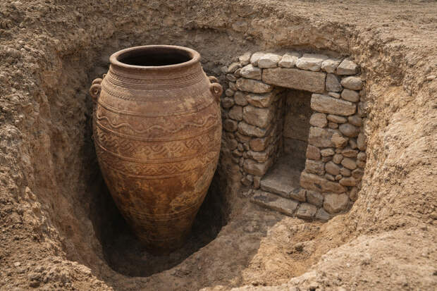 5000-летнюю могилу и следы жертвоприношений нашли при укреплении русла ручья