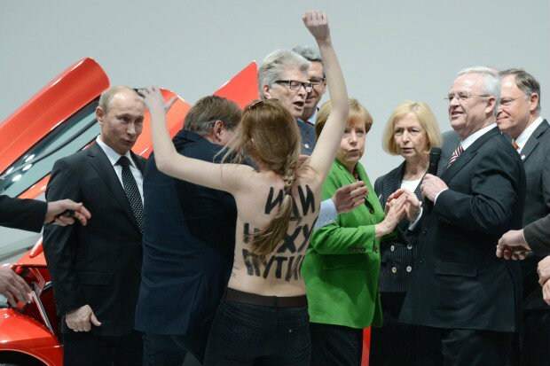 Активистки FEMEN устроили акцию протеста перед Владимиром Путиным и Ангелой Меркель на промышленной ярмарке в Ганновере.