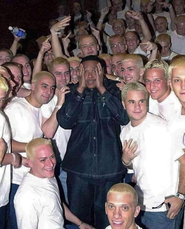 Dr.Dre в окружении клонов Slim Shady Dr.Dre в окружении клонов Slim Shady
