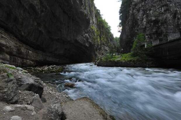 Ночной дрифт в ледяной воде: троих мужчин пять часов спасали из горной реки в Краснодарском крае