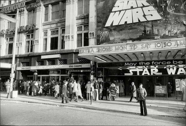 Очередь за билетами на премьеру "Звездных войн" в Лондоне, 1977 год звездные войны, съемка, фотография, эпизод IV