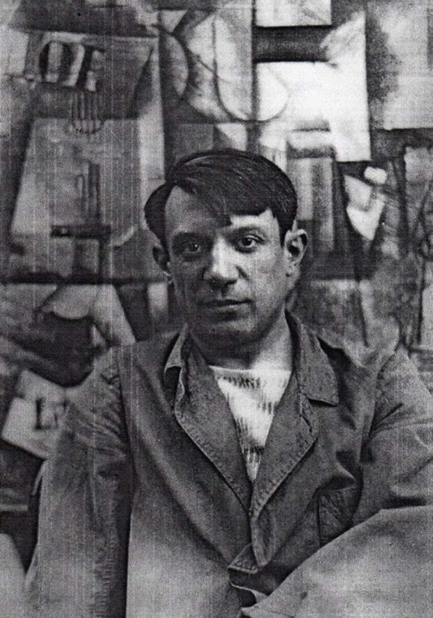 Пабло Пикассо на фоне собственной картины.