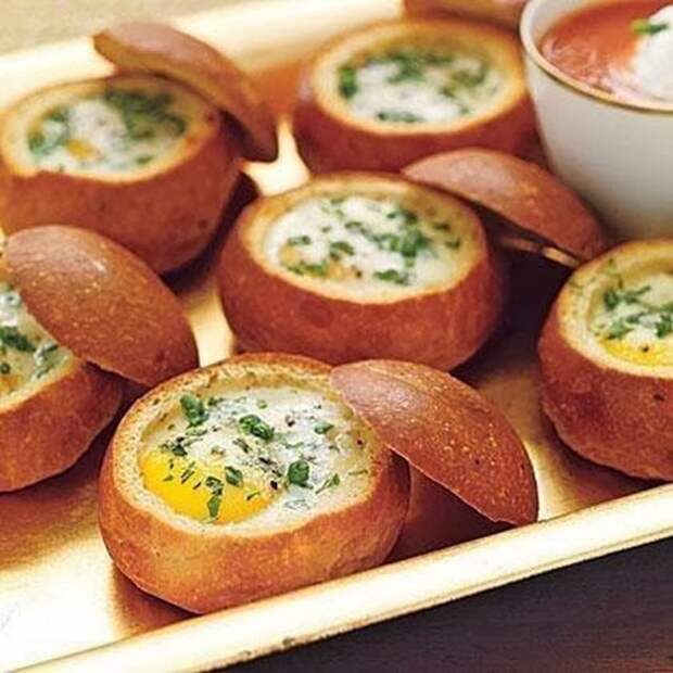 Запеченные яйца в булочках