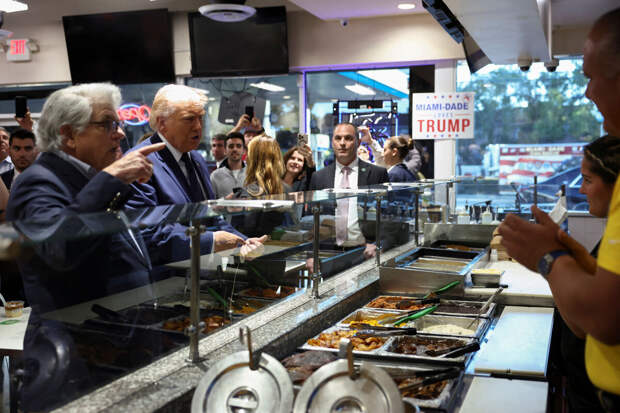 Трампа схватили за палец в венесуэльском ресторане "Эль Арепазо" в Майами