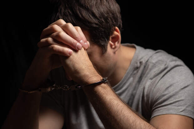 Заблокировавших вход в Роскомнадзор мужчин арестовали на 15 суток