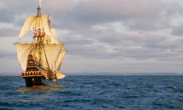 Мужчина на мачте корабля доплыл до необитаемого острова и жил там 10 лет