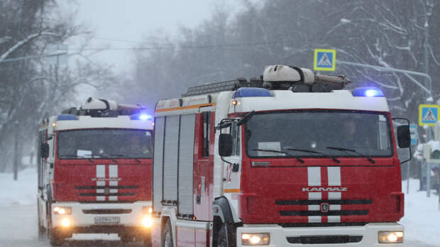 Пожарные не могли сразу начать тушить горящий дом во Владивостоке из-за машин