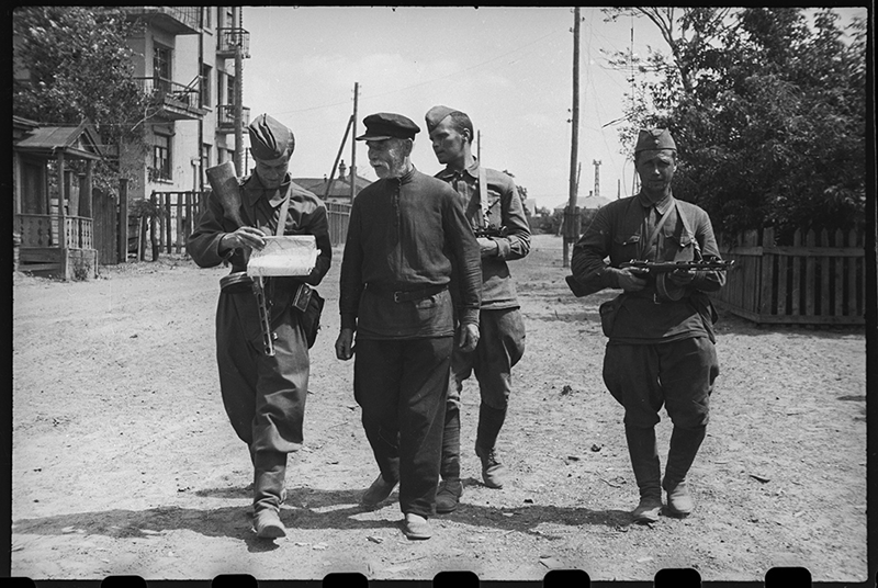 Советские воины беседуют с местными жителями. Восточнее Воронежа, 1943. Великая Отечественная война, СССР, история