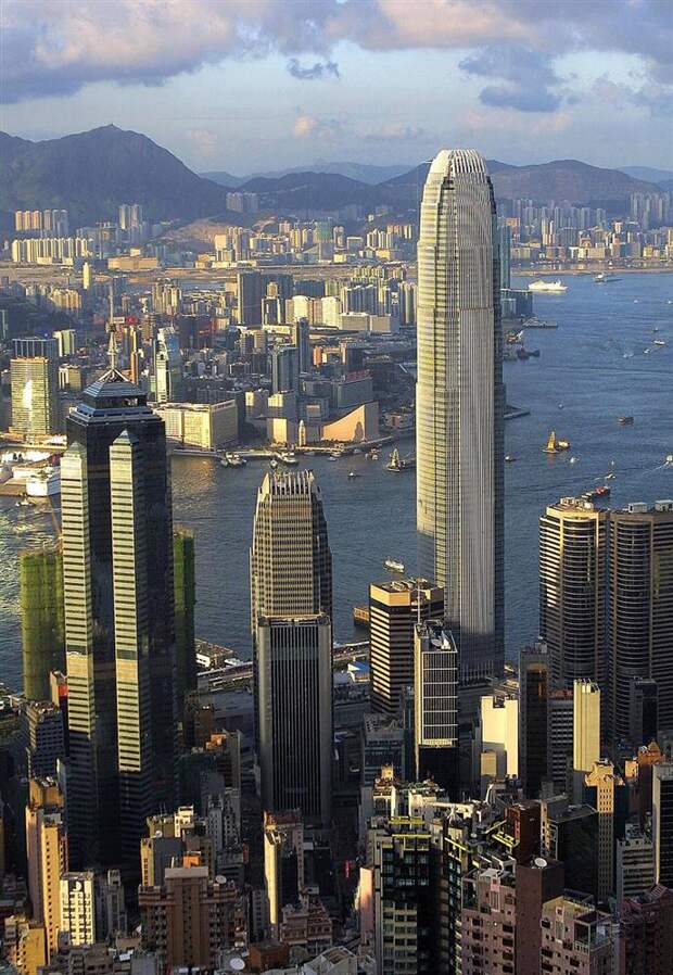 2. Международный финансовый центр в Гонконге, разработан всемирно известным архитектором Сезара Пелли, в здании 88 этажей.