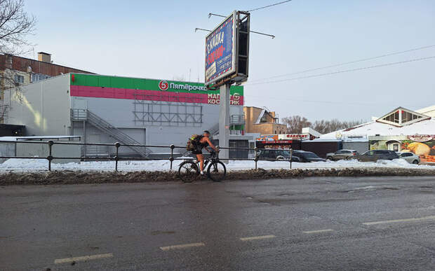 На улице Рязани в последний день года ездил велосипедист в летней одежде