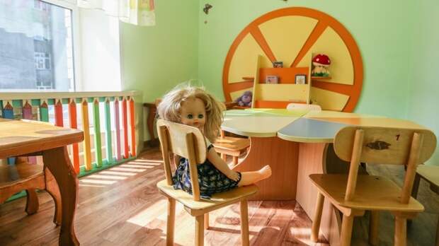 Детсад. Кукла на стуле / Фото: amic.ru