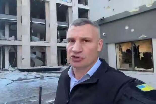 Мэр Киева записал видео у дома, изуродованного зенитной ракетой