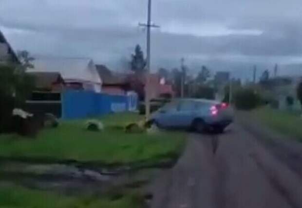 В Омской области соседи остановили пьяную мать за рулём и забрали ребёнка