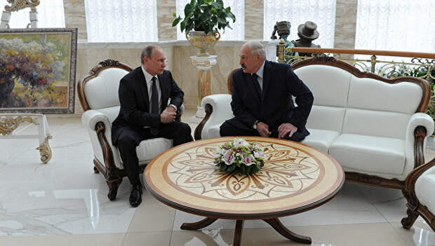 Президент России Владимир Путин (слева) и президент Белоруссии Александр Лукашенко во время беседы в Минске