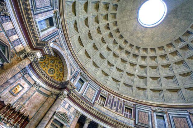 Внутренняя часть купола Пантеона. \ Фото: wordpress.com.