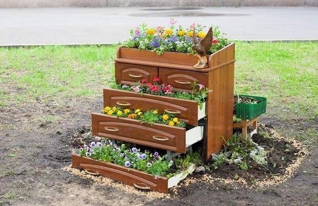 Клумба в старом комоде Клумба в старом комоде
