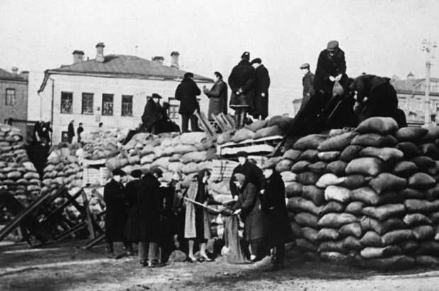 Баррикады на улицах Киевского района города Москвы, октябрь 1941 года.