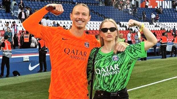 «Если вам пихают за щеки». Жена Сафонова заступилась за мужа, потроллив болельщика за нахальный комментарий