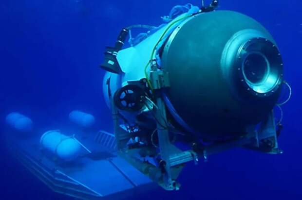 Подводный аппарат Titan в процессе запуска с платформы, доставляющей субмарину к месту погружения (фото предоставлено OceanGate Expeditions). | Фото: robbreport.com.