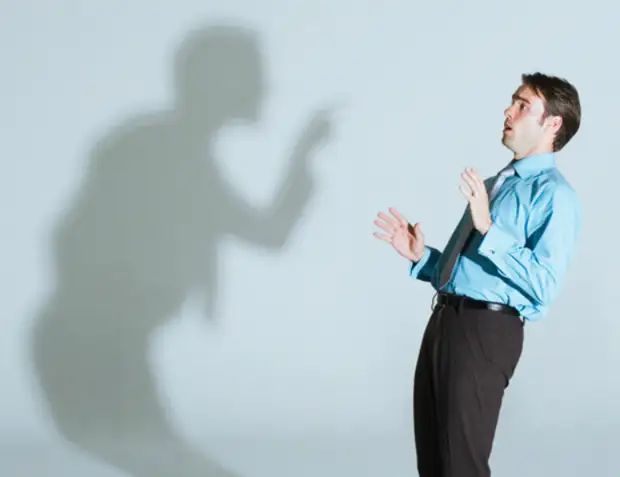 Постоянно критиковать себя.