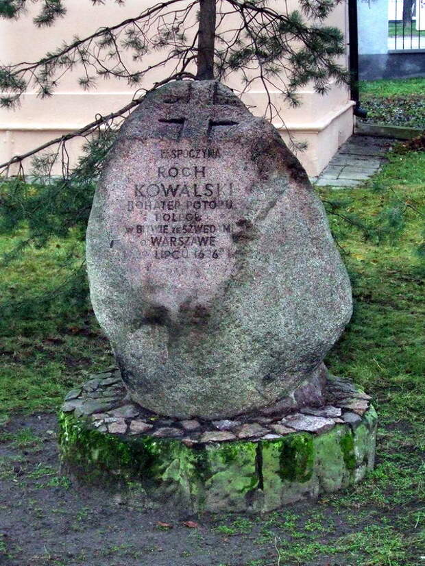 Символическое надгробие Роха Ковальского. pl.wikipedia.org - Слава поражения | Warspot.ru