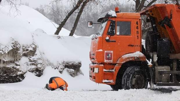 Коммунальщик в Москве вместо уборки снега устроил публичный намаз