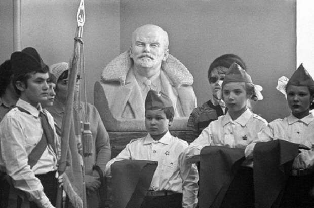 Представители детской коммунистической организации. Представители детской коммунистической организации.
