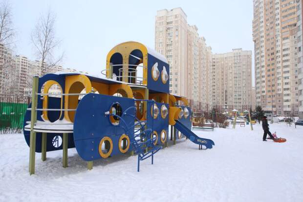 Планку-ограничитель в детском городке закрепили / Фото: Ярослав Чингаев