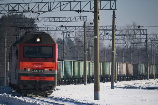 Более 30 вагонов грузового поезда сошли с рельсов в Амурской области