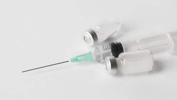 В Германии предприниматель прививал людей самодельной вакциной от COVID-19