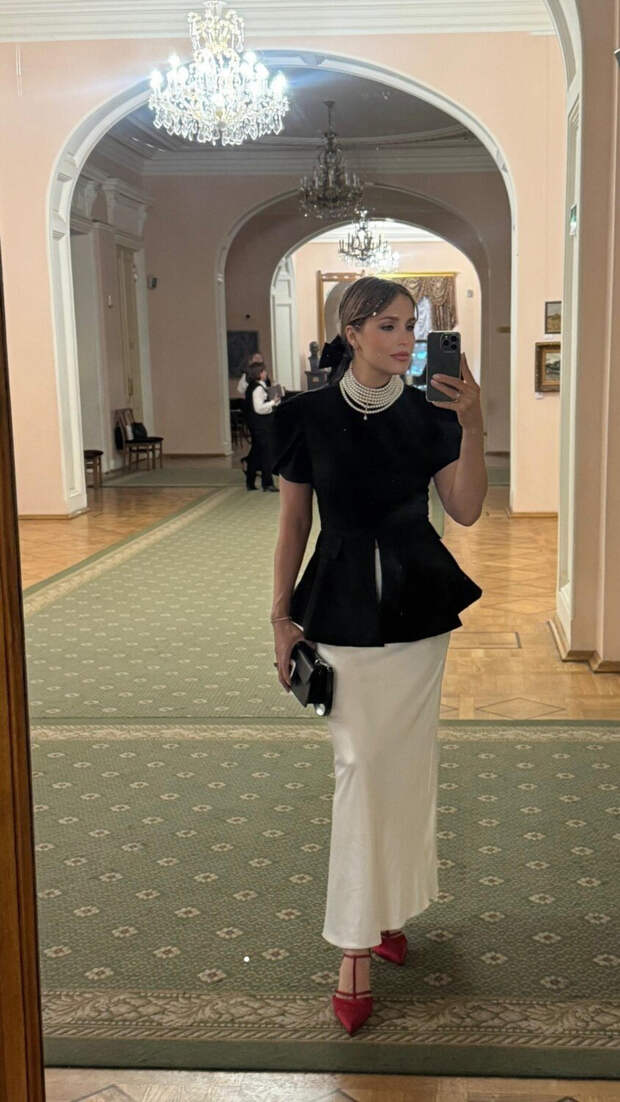 Елена Дудина впервые вышла в свет после рождения сына