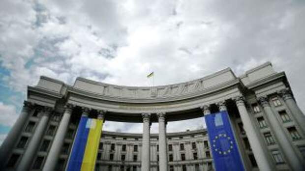 МИД ищет рейс для застрявших в Казахстане украинцев