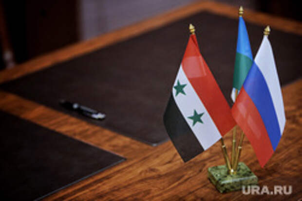 Подписание соглашения о сотрудничестве между правительством ХМАО и сирийской провинции Хомс. Ханты-Мансийск, флаг россии, флажки, флаг сирии