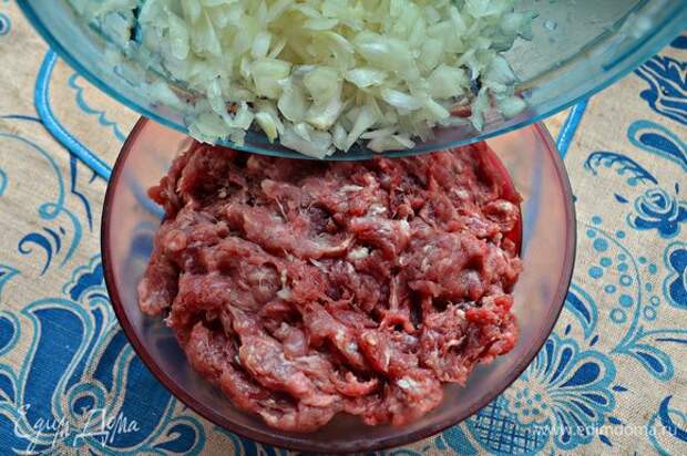 Лук почистите и мелко порубите. Добавьте лук к мясному фаршу (у меня смесь свинины с говядиной), посолите, поперчите и хорошо перемешайте.
