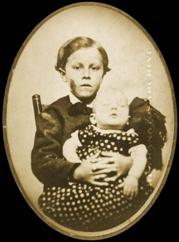 Фотографии с умершими родственниками, популярные в Викторианскую эпоху (10 кадров)