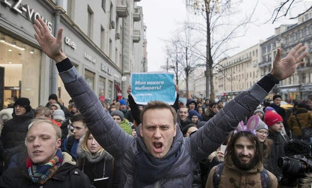 Бесполезно и необходимо. ФСБ и МВД проверяют кандидатов на получение оружейной лицензии