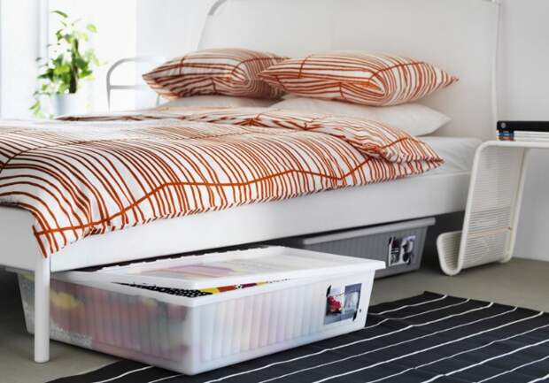 Выбирайте кровать с ящиками или поместите под имеющуюся контейнеры с постельными принадлежностями или другие вещи / Фото: obustroeno.com